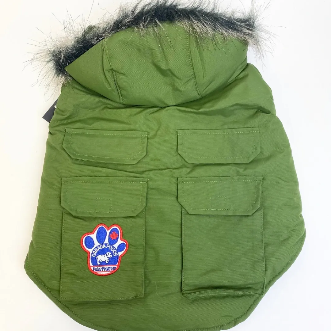 Hot Canada Pooch Everest Explorer hundejakke Militærgrøn 66 cm nr 26 Hundetøj Til Hvalpe - Varme Dækkener Og Sko Til Trygge Gåture|Hundetøj Til Alle Hunde Med Varme Dækkener Og Sko