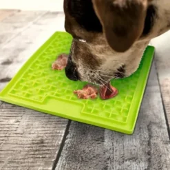 Online Slikkemåtte 28 x 28 cm Grøn - aktiveringsmåtte til hunde Killingelegetøj - Sjov, Træning Og Aktivering For Killinger|Hundelegetøj Til Alle Hunde Leg Og Aktivering Året Rundt