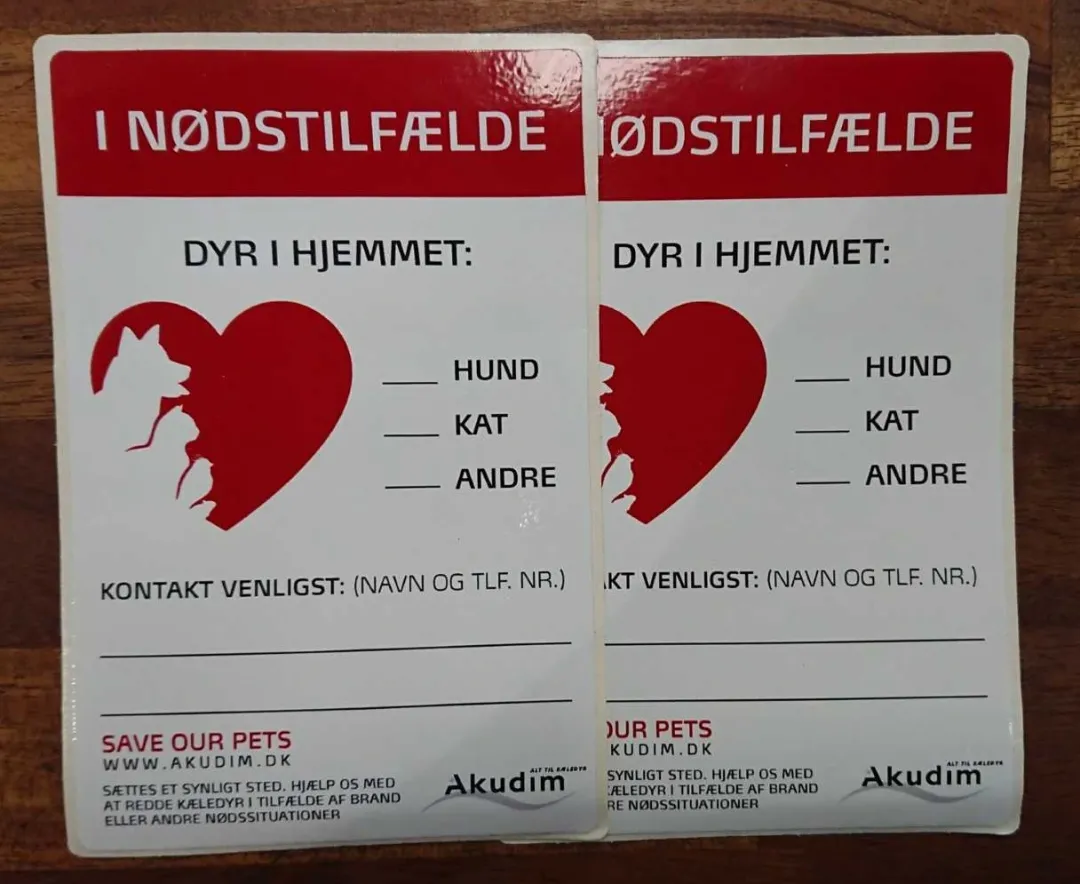 Outlet Mit dyr er alene hjemme - 2 stk Klistermærke Tilbehør Til Hund - Alt Til En Glad Og Tryg Hverdag For Din Bedste Ven